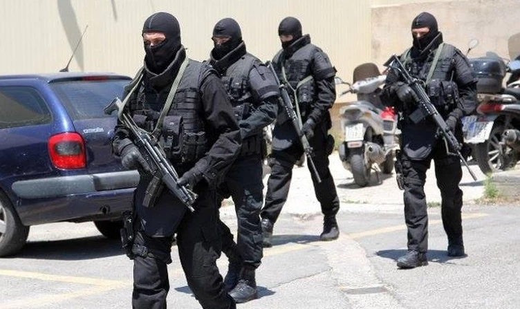 Έφοδος της ΟΠΚΕ σε αποθήκη με κλεμμένες μηχανές στο Μενίδι